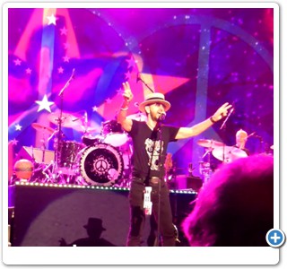 Ringo and his All Starr Band singing the finale 
