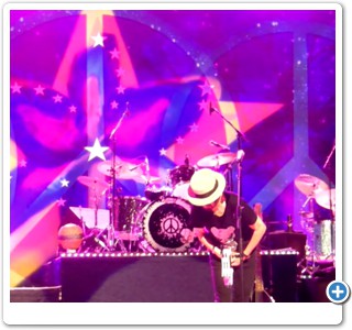 Ringo gave Dr. Bob a thank-you bow from the stage.